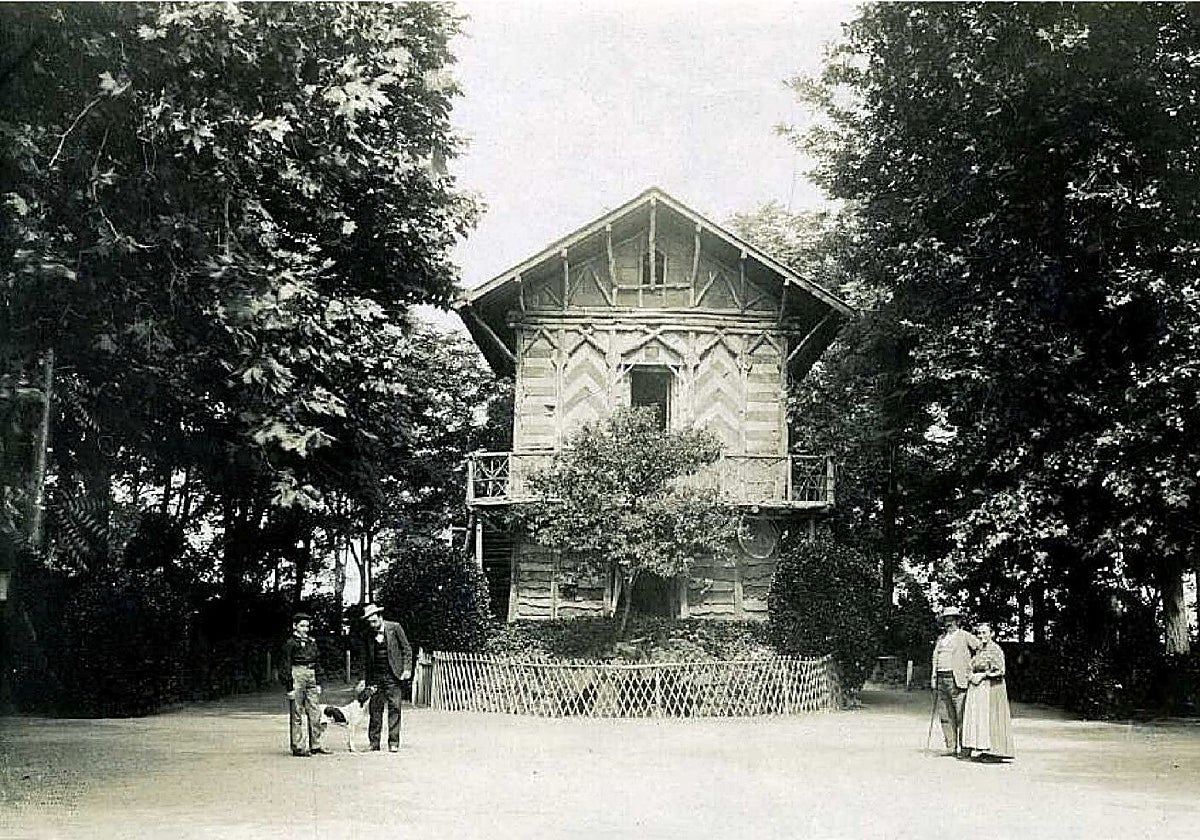 El paseo de Merchán, o de la Vega, se planificó y ajardinó entre 1869 y 1871. Una foto fechada hacia 1905 muestra ya una densa arboleda en torno a la 'Casa Rústica'. Archivo Municipal de Toledo