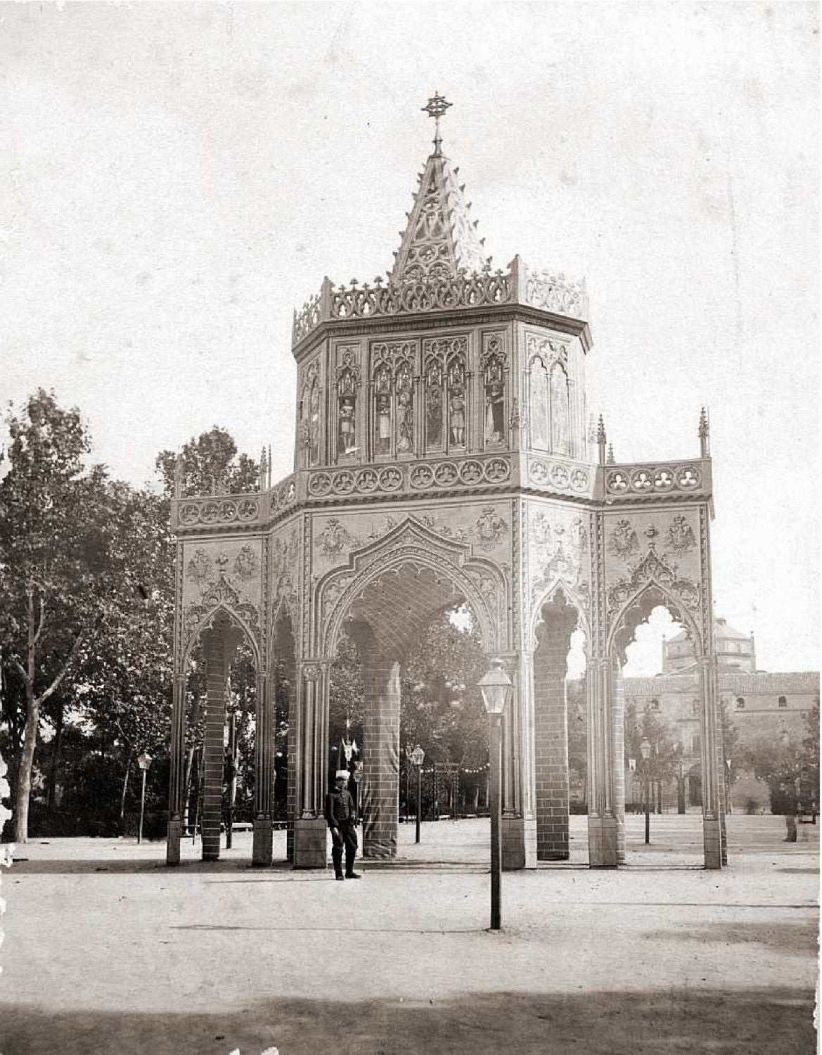 Desde 1895, el paseo de la Vega sería el núcleo de las ferias y fiestas de agosto. Años antes ya se celebraron ocasionales bailes, conciertos y fuegos artificiales. Una foto de Alguacil (ca. 1885) recoge una arquitectura efímera alzada en el salón central para un desconocido evento. Archivo Municipal de Toledo