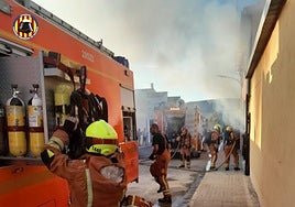 Dos okupas heridos en el incendio de su edificio que debe ser derribado por los daños de la dana en Valencia