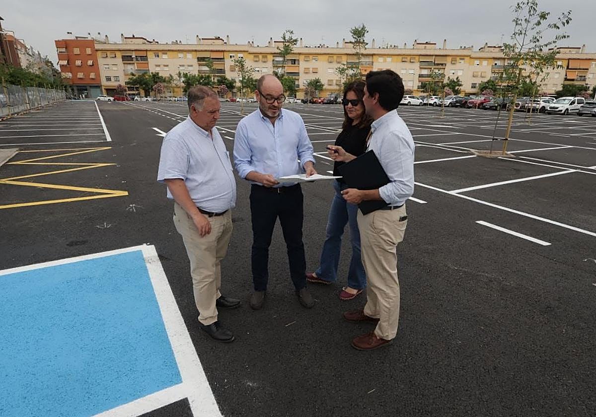 El concejal de Movilidad visitando la ampliación del parking de Valdeolleros