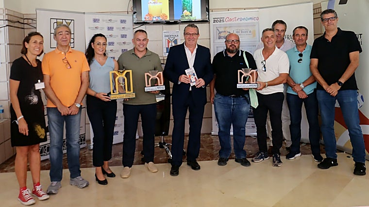 El alcalde y representantes de Abreca, con los miembros del jurado del concurso