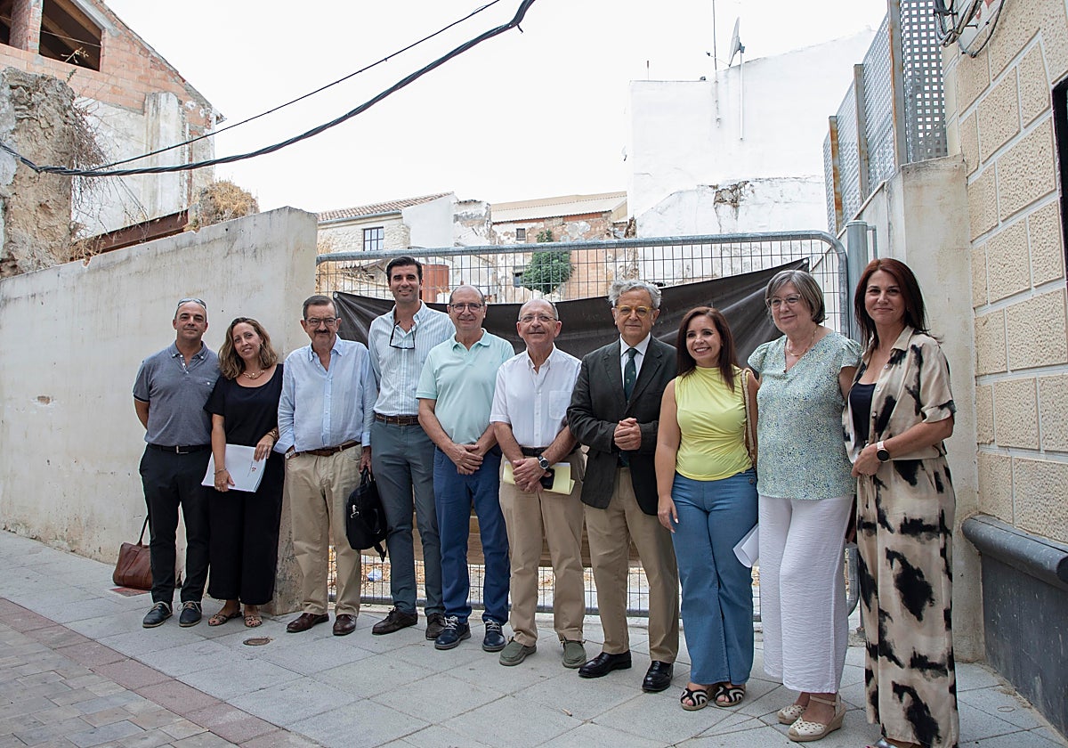 Salvador Fuentes junto al resto de autoridades y técnicos de la Diputación y el Ayuntamiento de Doña Mencía