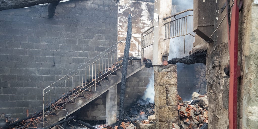 Extinguido el incendio de O Bolo (Orense) y frena su avance el de Pantón (Lugo)