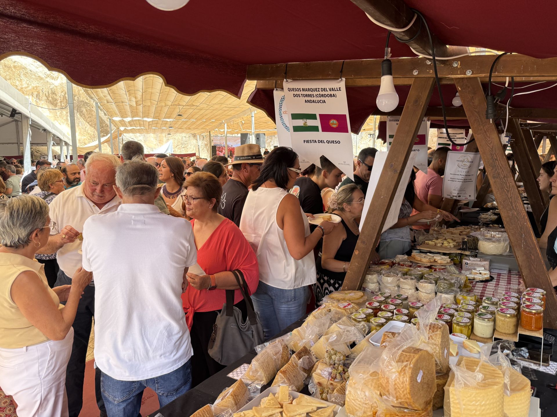 La multitudinaria afluencia de público a la Feria del Queso de Zuheros, en imágenes