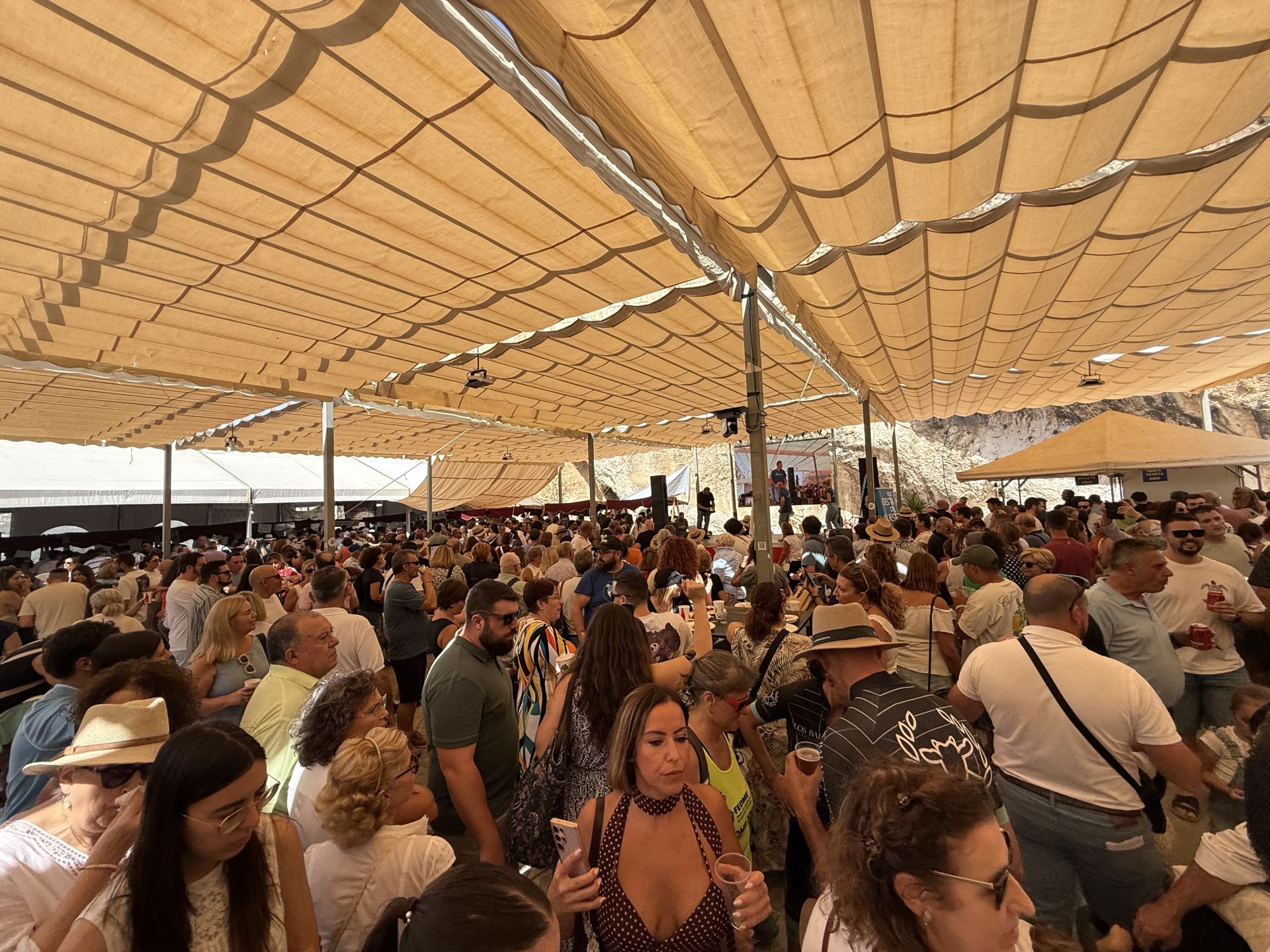 La multitudinaria afluencia de público a la Feria del Queso de Zuheros, en imágenes