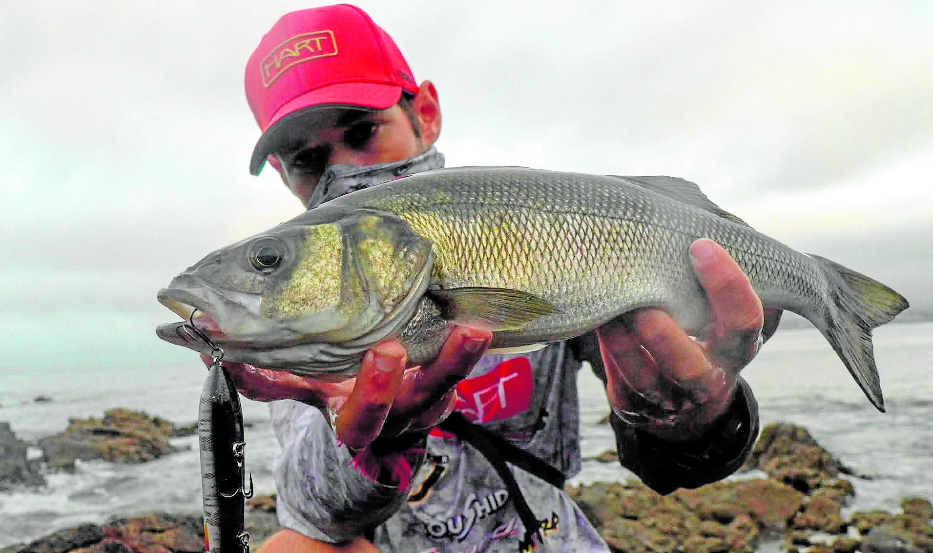 Carlos Grille, de Fishing Galicia, con un ejemplar de lubina