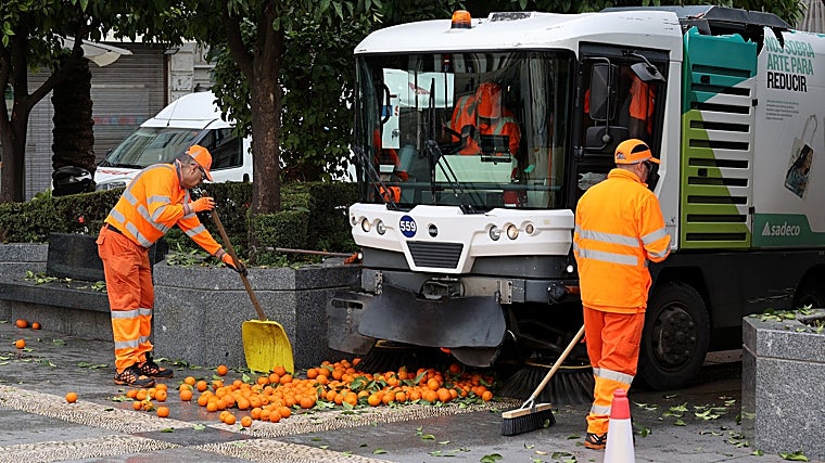 Operarios de Sadeco limpian en la plaza de las Tendillas