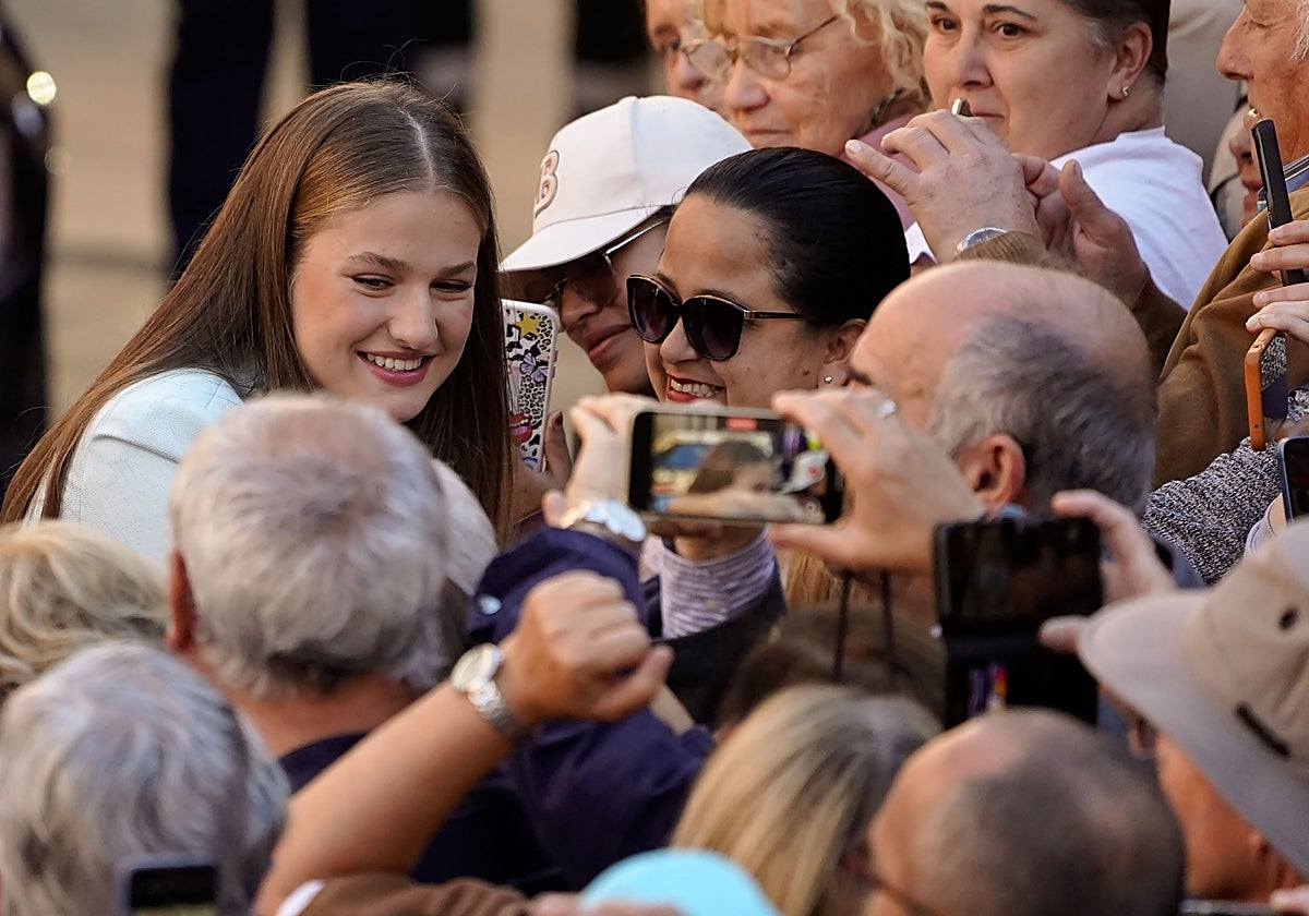 La princesa saluda a los ciudadanos en Oviedo