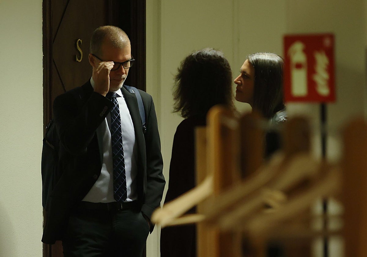 Los diputados de Junts Cruset, Calvo y Nogueras conversan, la semana pasada, en un pasillo del Congreso