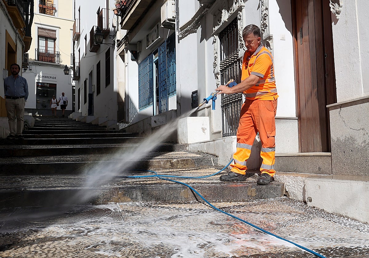 Trabajador de Sadeco limpiando las calles de Córdoba