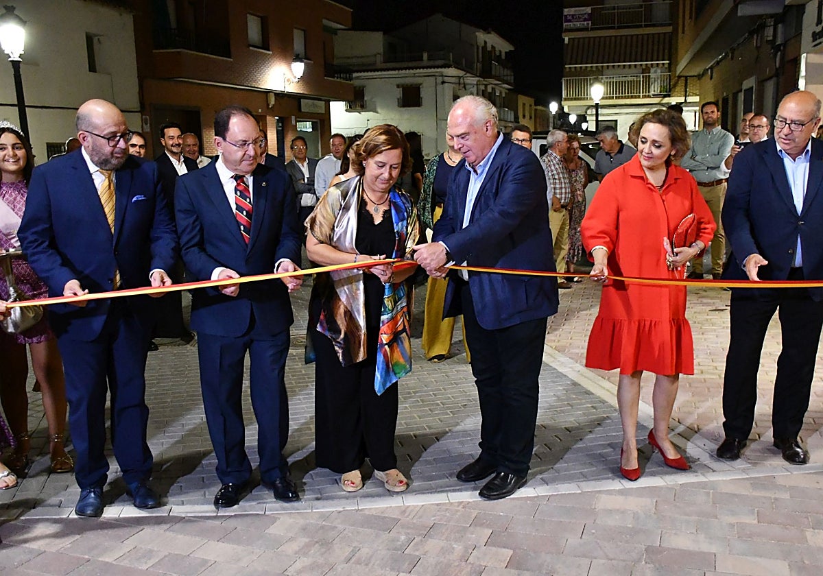Concepción Cedillo en la inauguración de la remodelación de la Plaza de España de Mocejón