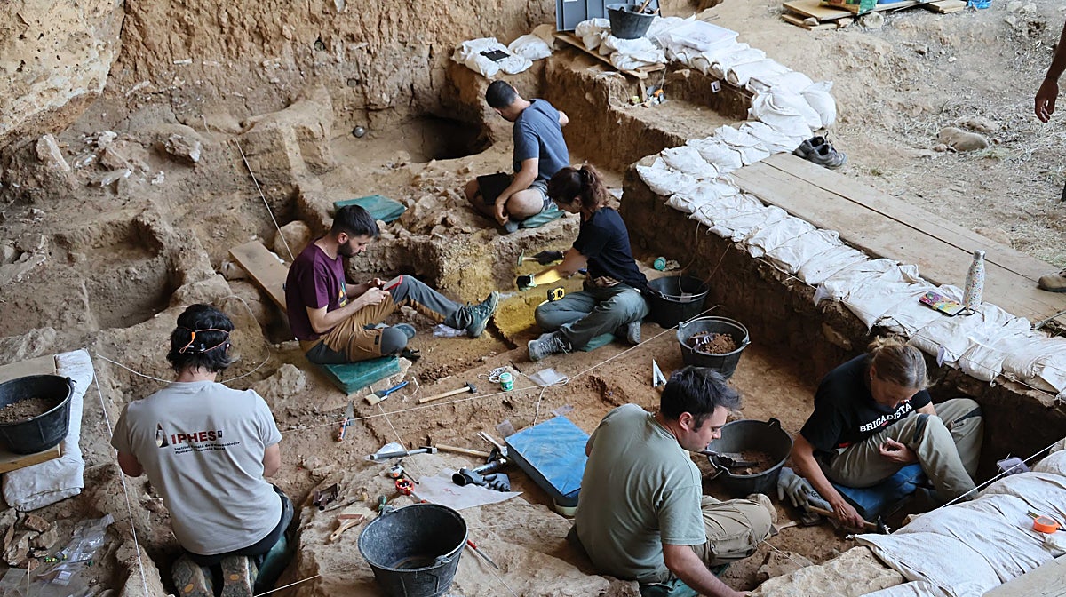 Excavaciones en el yacimiento paleolítico de Tamajón, Guadalajara