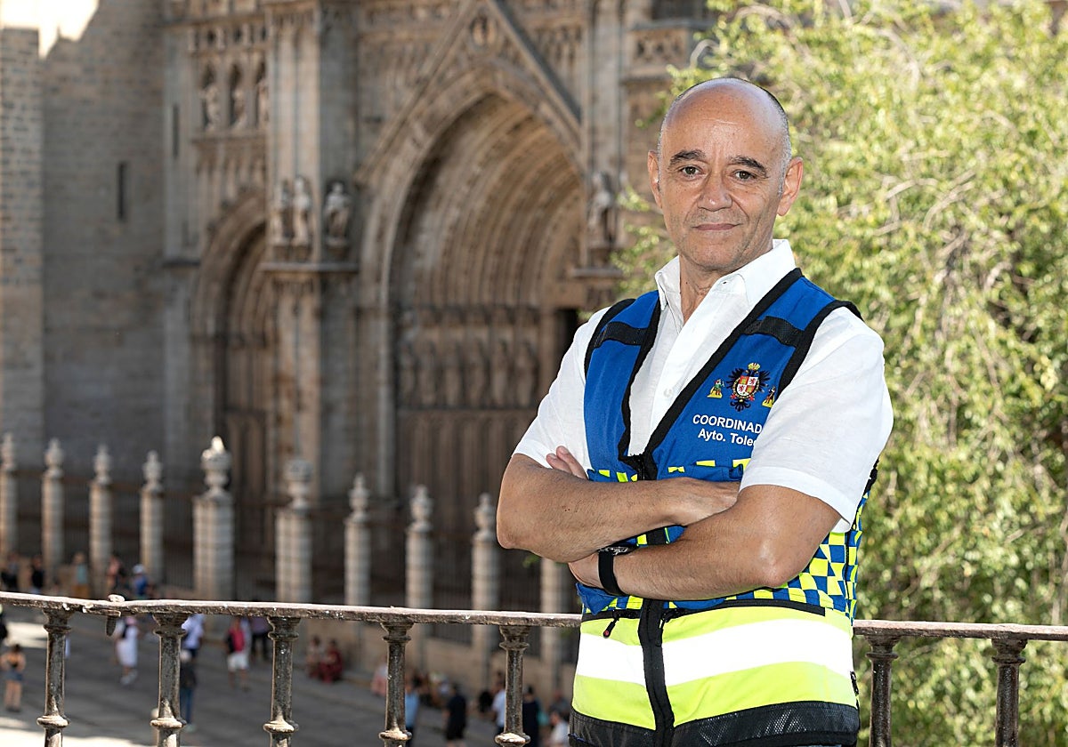 Valentín del Hierro, con la catedral de Toledo al fondo