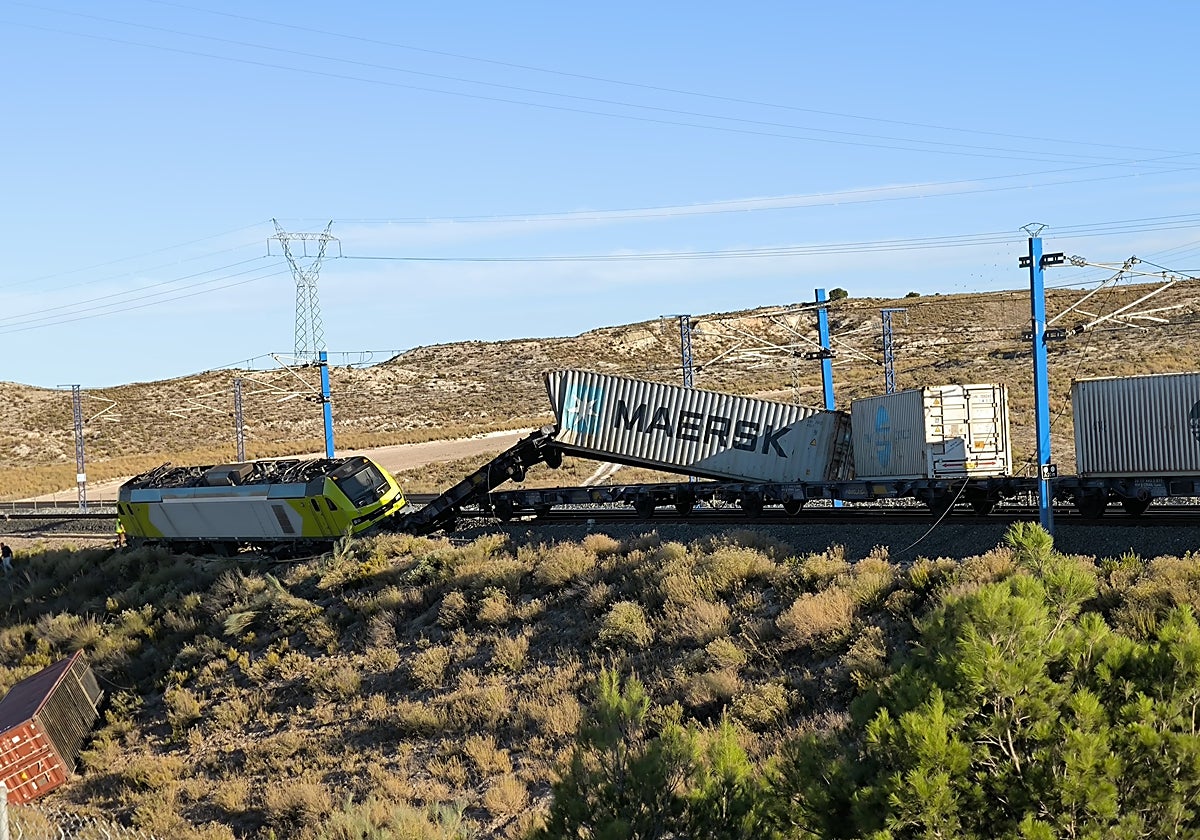 Herido grave el maquinista de un tren de mercancías que descarrila cerca de Zaragoza