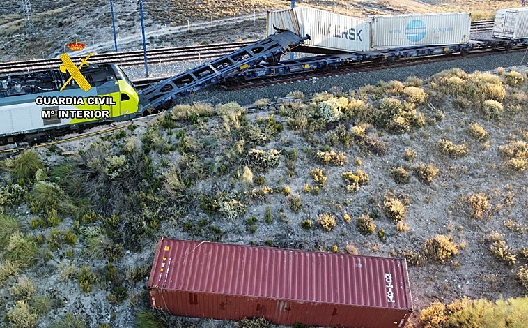 Imagen principal - Herido grave el maquinista de un tren de mercancías que descarrila cerca de Zaragoza