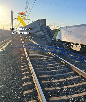 Imagen secundaria 2 - Herido grave el maquinista de un tren de mercancías que descarrila cerca de Zaragoza