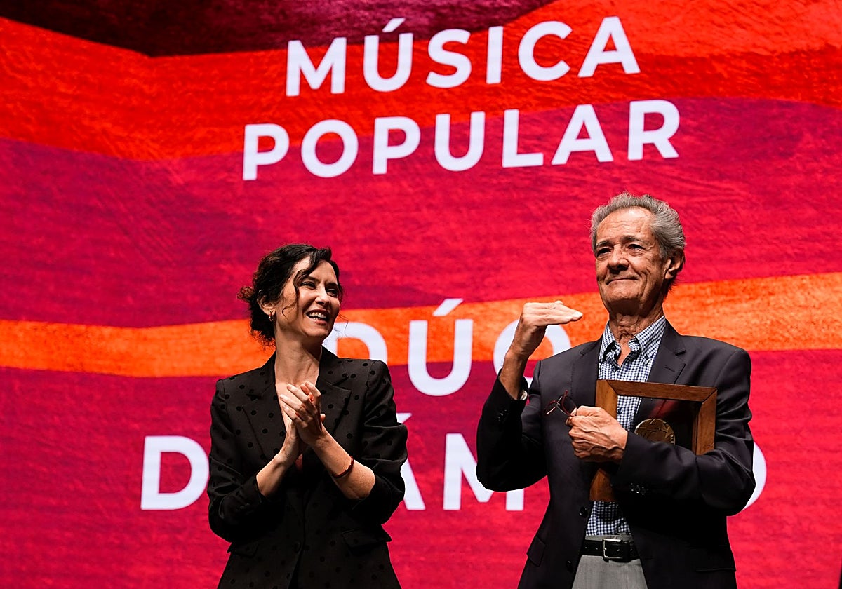 Díaz Ayuso con Ramón Arcusa durante la entrega de los premios de Cultura al Dúo Dinámico