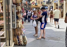 El comercio de Benidorm hace un balance «altamente preocupante» del verano a pesar de que llegan más turistas