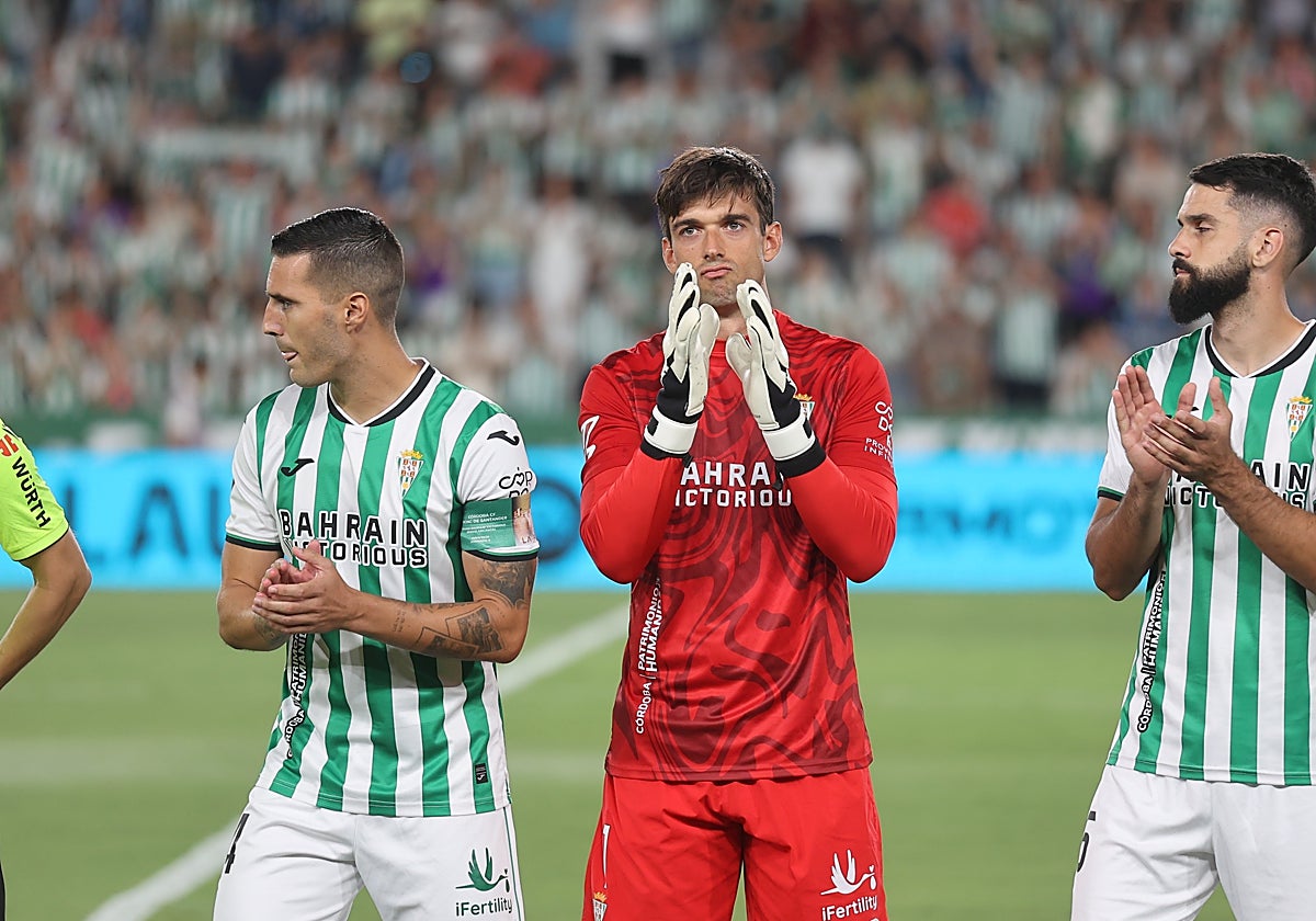 Iker Álvarez durante el himno antes del partido frente al Racing de Santander