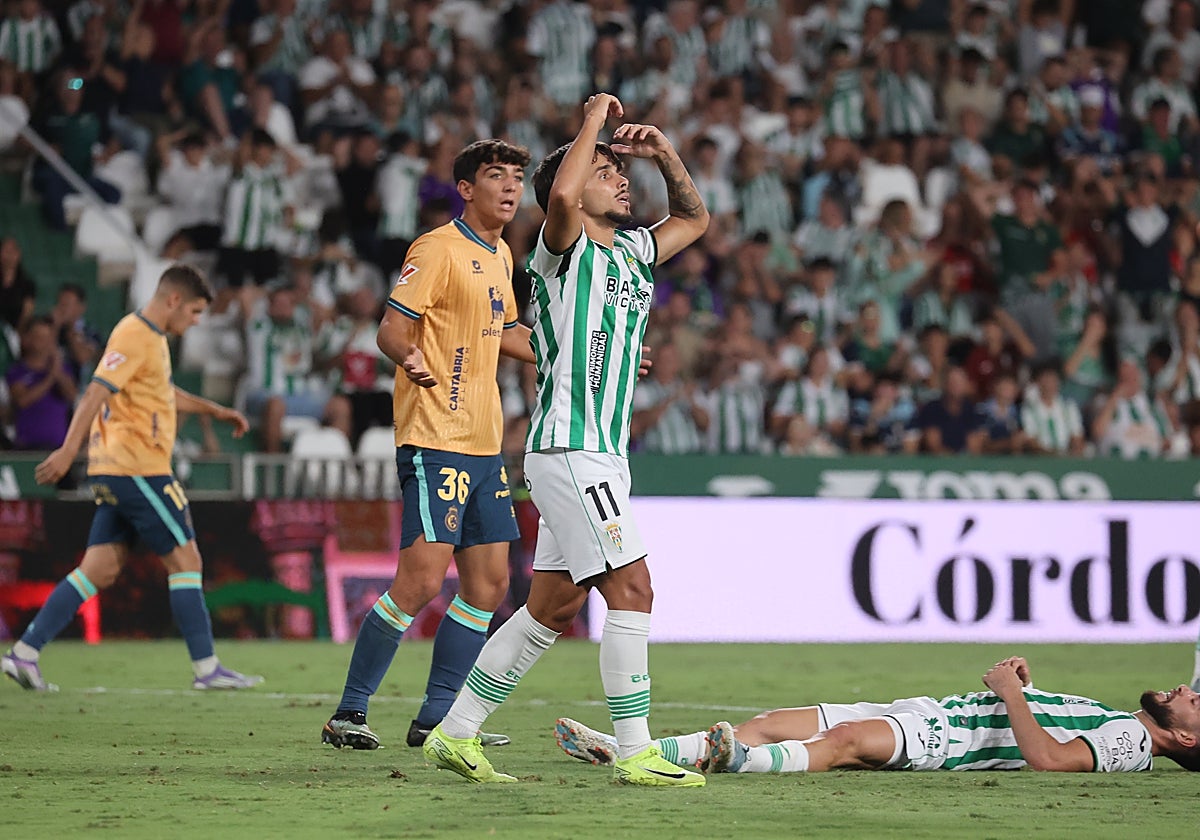 Kevin Medina lamenta una ocasión fallada frente al Racing