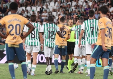 El audio del VAR y el penalti del empate: «Golpea de forma temeraria con el codo»