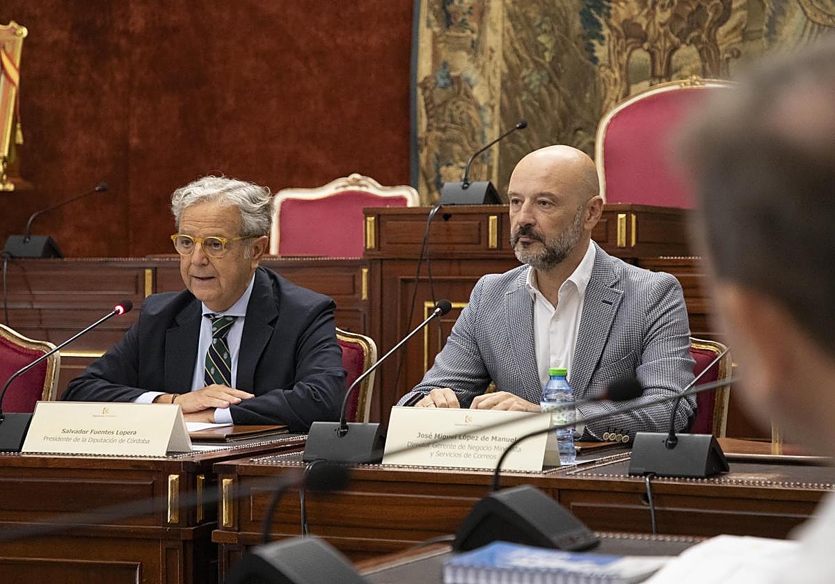 El presidente de la Diputación, durante la firma del convenio con Correos