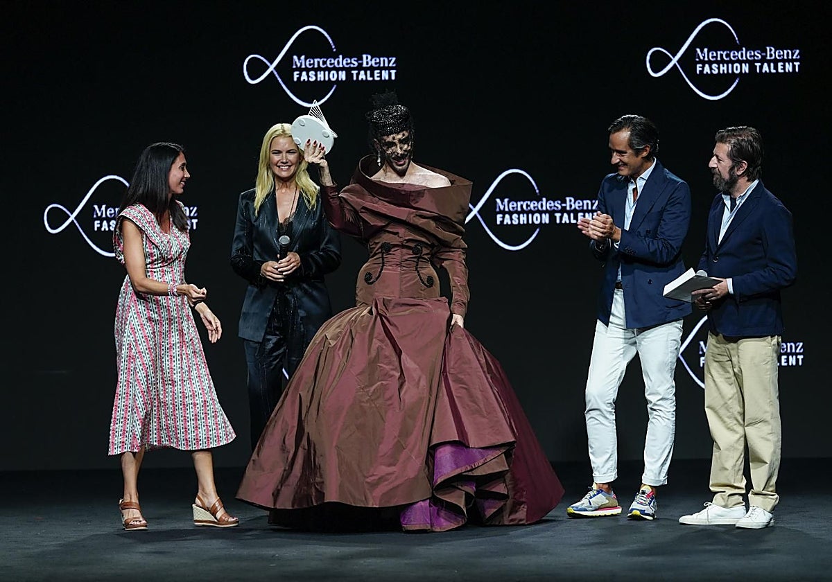 El diseñador burgalés Guillermo Décimo durante la entrega del premio Mercedes-Benz Fashion Week Talent
