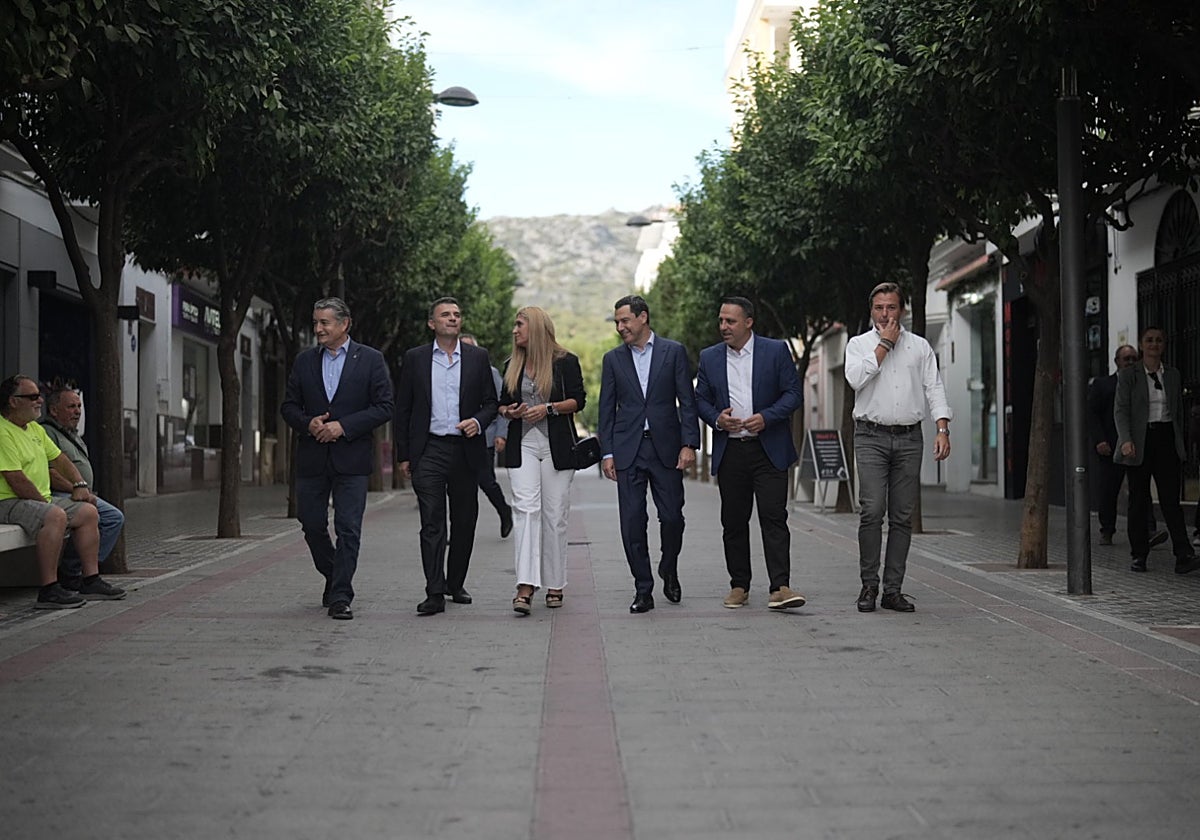 Juanma Moreno de paseo por las calles de Ubrique
