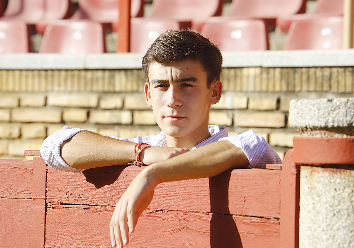 Manuel Quintana posa para ABC en el callejón de la plaza de toros de Los Califas