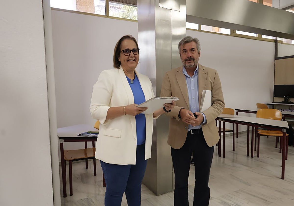 Blanca Torrent y Miguel Ángel Torrico, tras la Junta de Gobierno Local