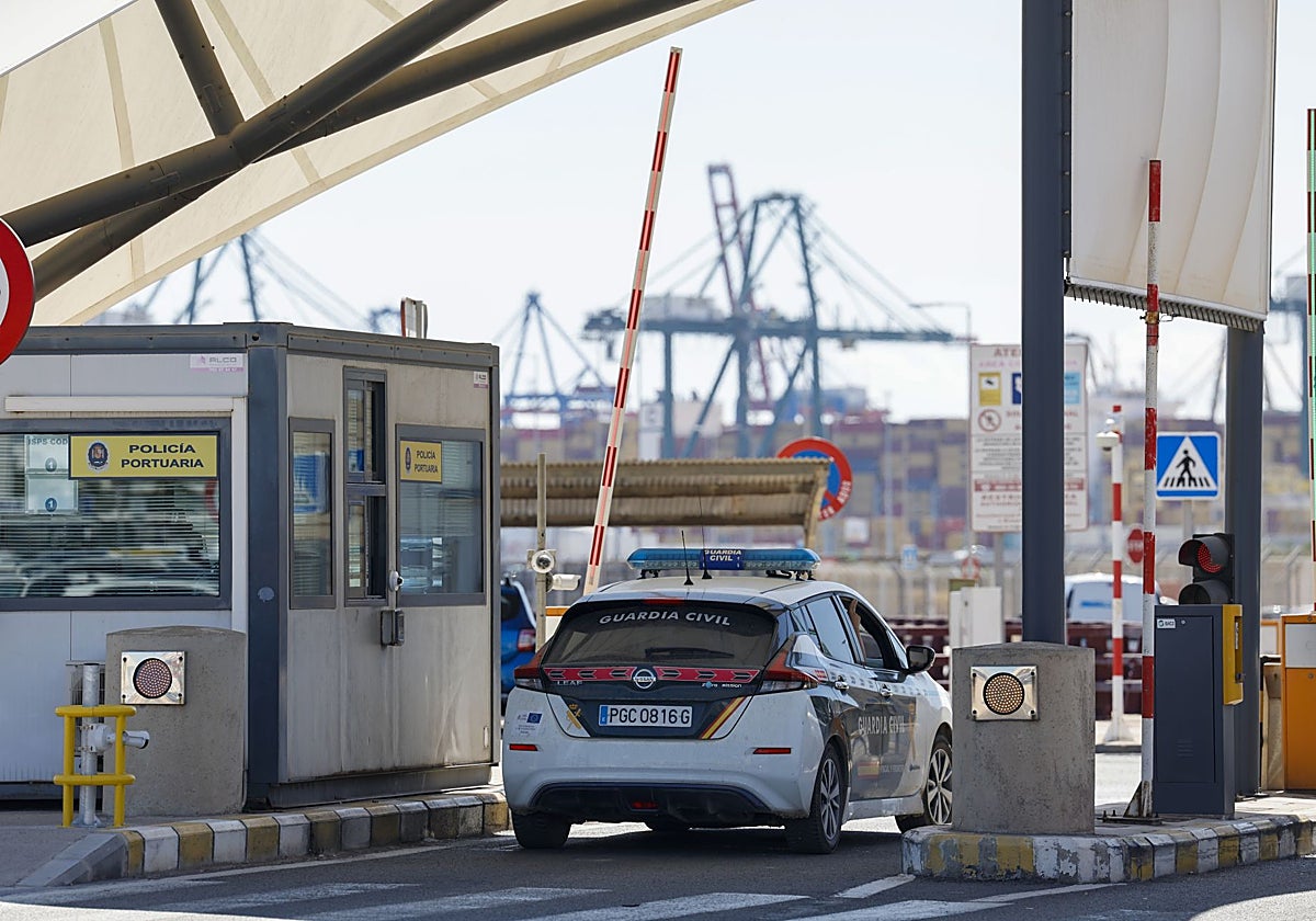 Imagen de un vehículo de la Guardia Civil este lunes en el Puerto de Valencia