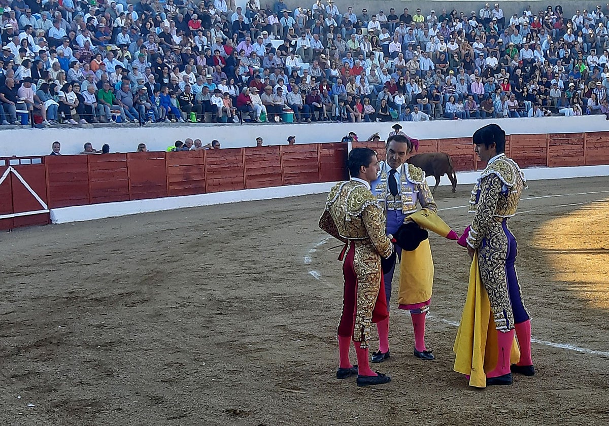 Villita, El Cid y Perera en el momento de la alternativa