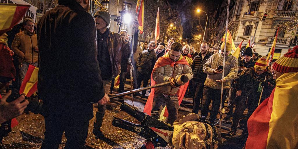 Una juez investiga a seis personas por el apaleamiento de un muñeco de Pedro Sánchez en la Nochevieja de 2023