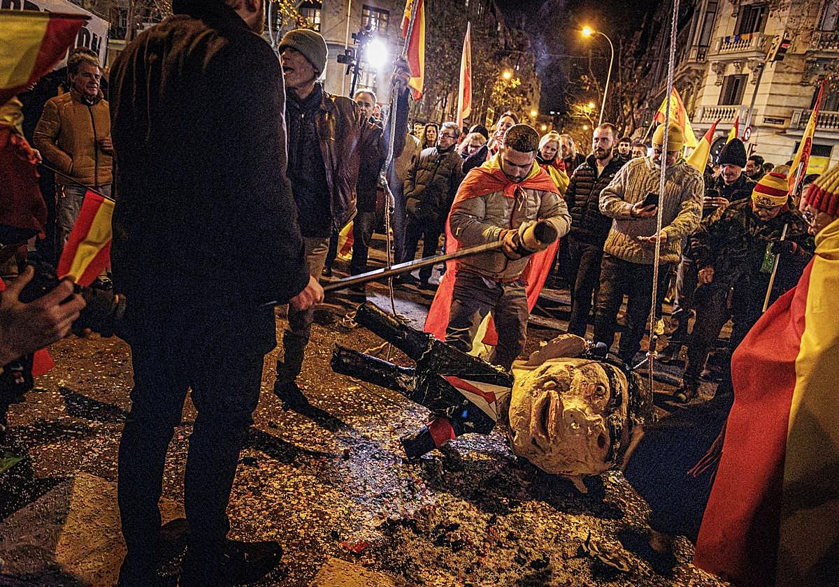 Manifestantes de Ferraz apalean una piñata con la imagen de Pedro Sánchez en Nochevieja