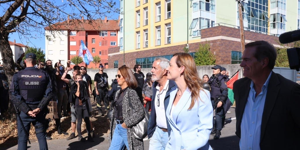 Tensión sin incidentes entre antifascistas y afines a Vox ante el centro de inmigrantes de Lugo atacado