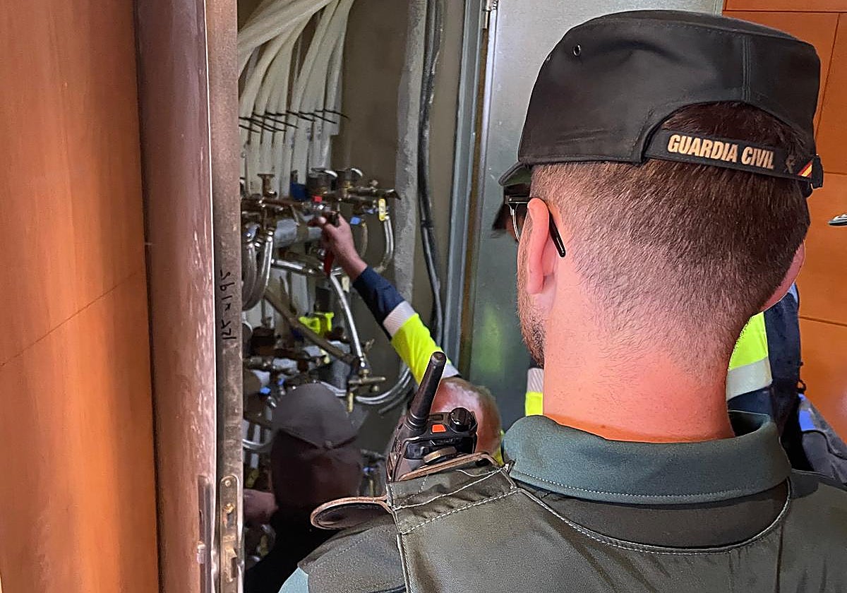 Cortan el agua de 17 enganches ilegales en viviendas ocupadas en Arroyo de la Encomienda (Valladolid)