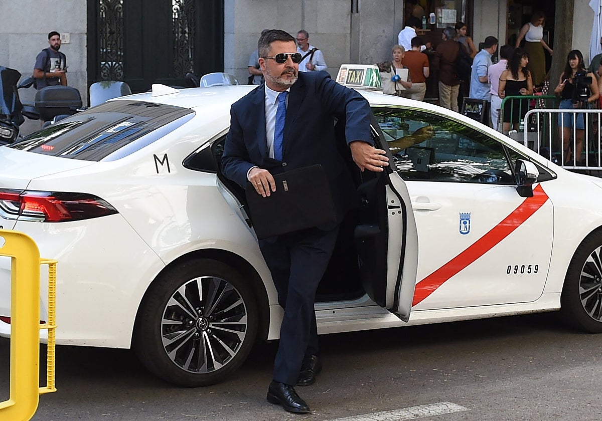 El administrador mancomunado de 'Obras Públicas y Regadío SA', Daniel Fernández Menéndez, llegando al Tribunal Supremo a declarar por el 'caso Koldo', el pasado 4 de julio de 2025