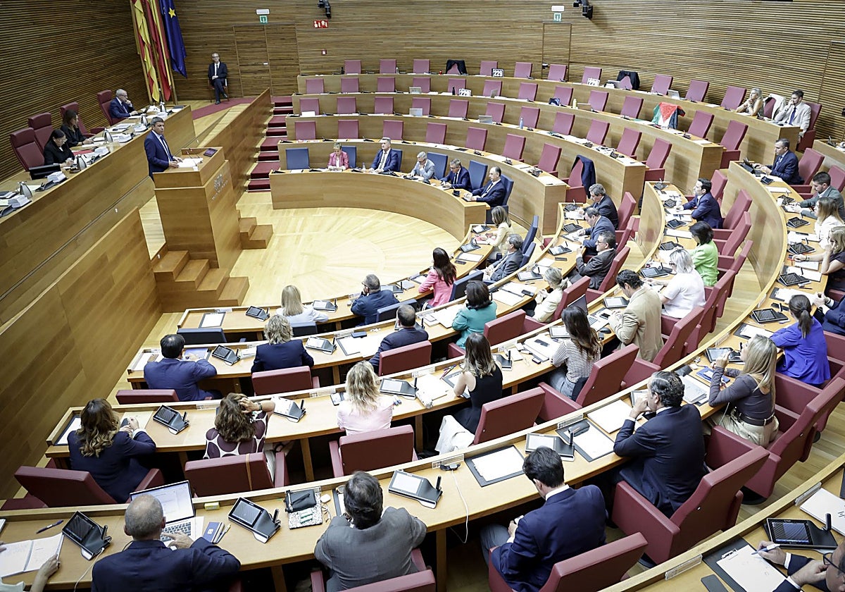 Imagen de los escaños de PSPV y Compromís vacíos durante el Debate de Política General