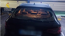 Destroza el coche de un policía local porque le había multado con un pedrusco grande