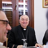 El obispo de Almería defiende el nuevo centro para inmigrantes: «Si hiciera falta, yo mismo vendría a vivir aquí con ellos»