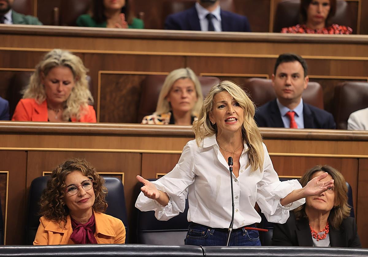 La ministra de Trabajo interviene en una sesión del Congreso