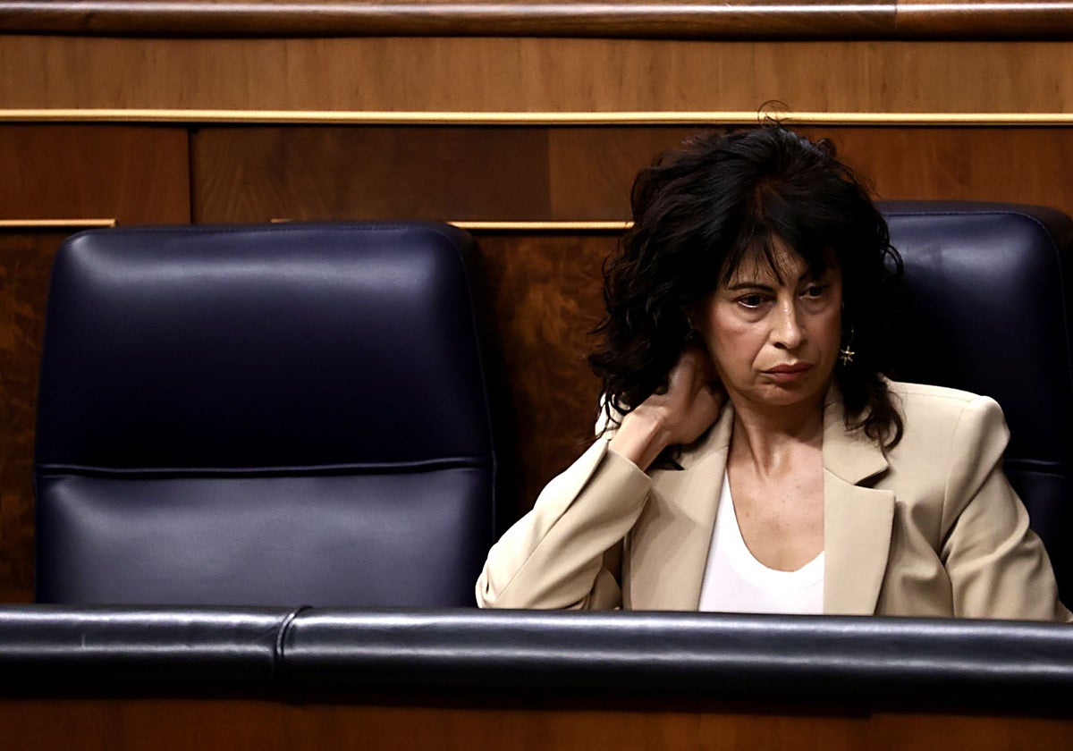 La ministra de Igualdad, Ana Redondo, durante un momento de la sesión de control del Congreso al Gobierno