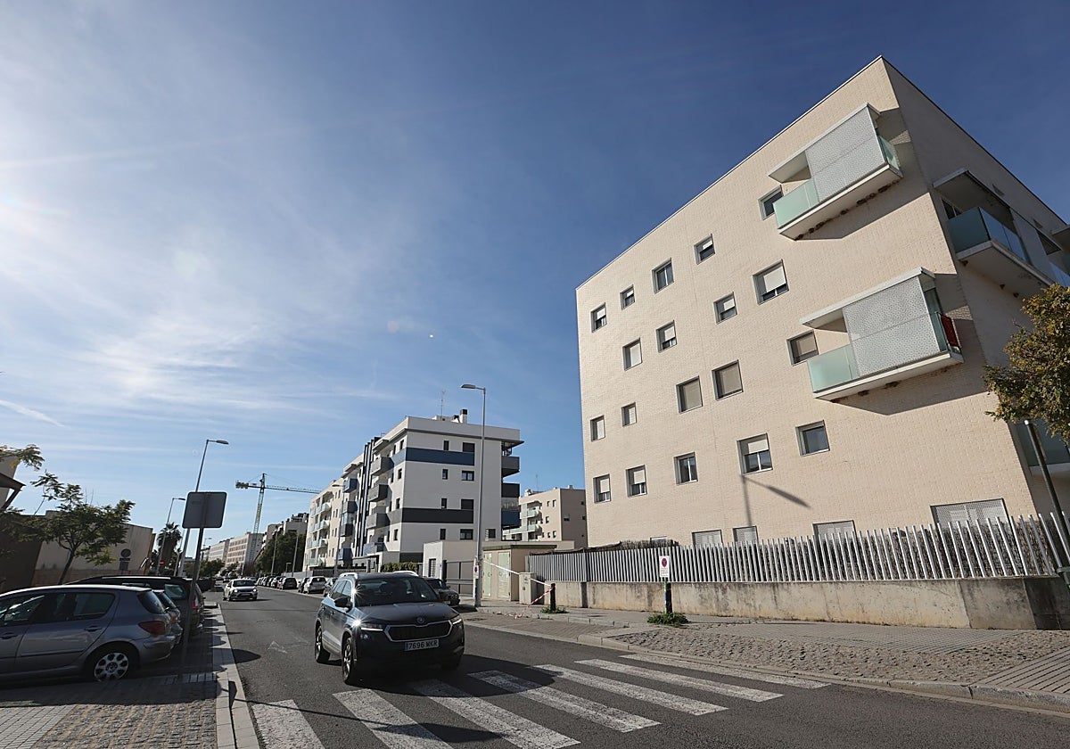 Bloques de viviendas en Huerta de Santa Isabel, junto al centro comercial Ronda de Córdoba