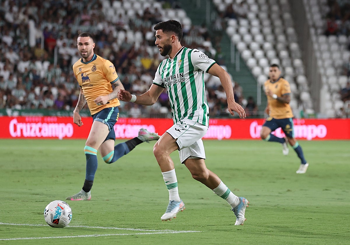 Jacobo conduce el balón en el encuentro frente al Racing