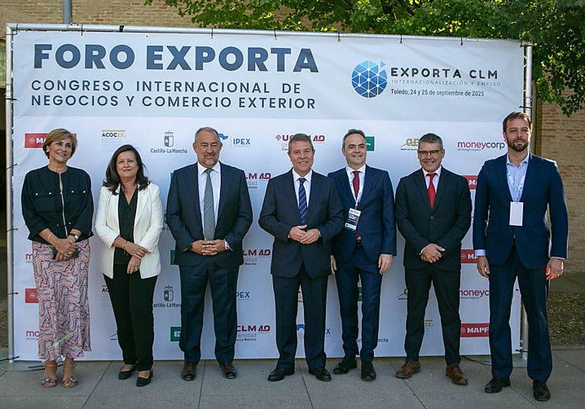 García-Page (centro) posa con autoridades asistentes al 'Foro Exporta'