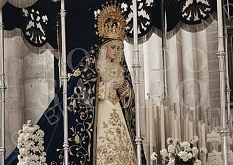 Imagen secundaria 1 - Fotografías antiguas de la Semana Santa de Toledo coloreadas con inteligencia artificial 