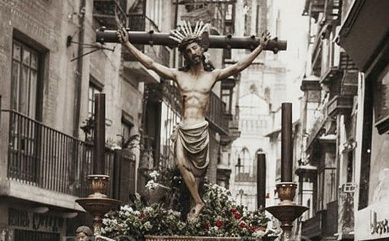 Imagen principal - Fotografías antiguas de la Semana Santa de Toledo coloreadas con inteligencia artificial 