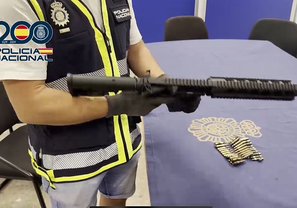 Fusil usado para el asesinato en Fuengirola y abandonado debajo de un coche
