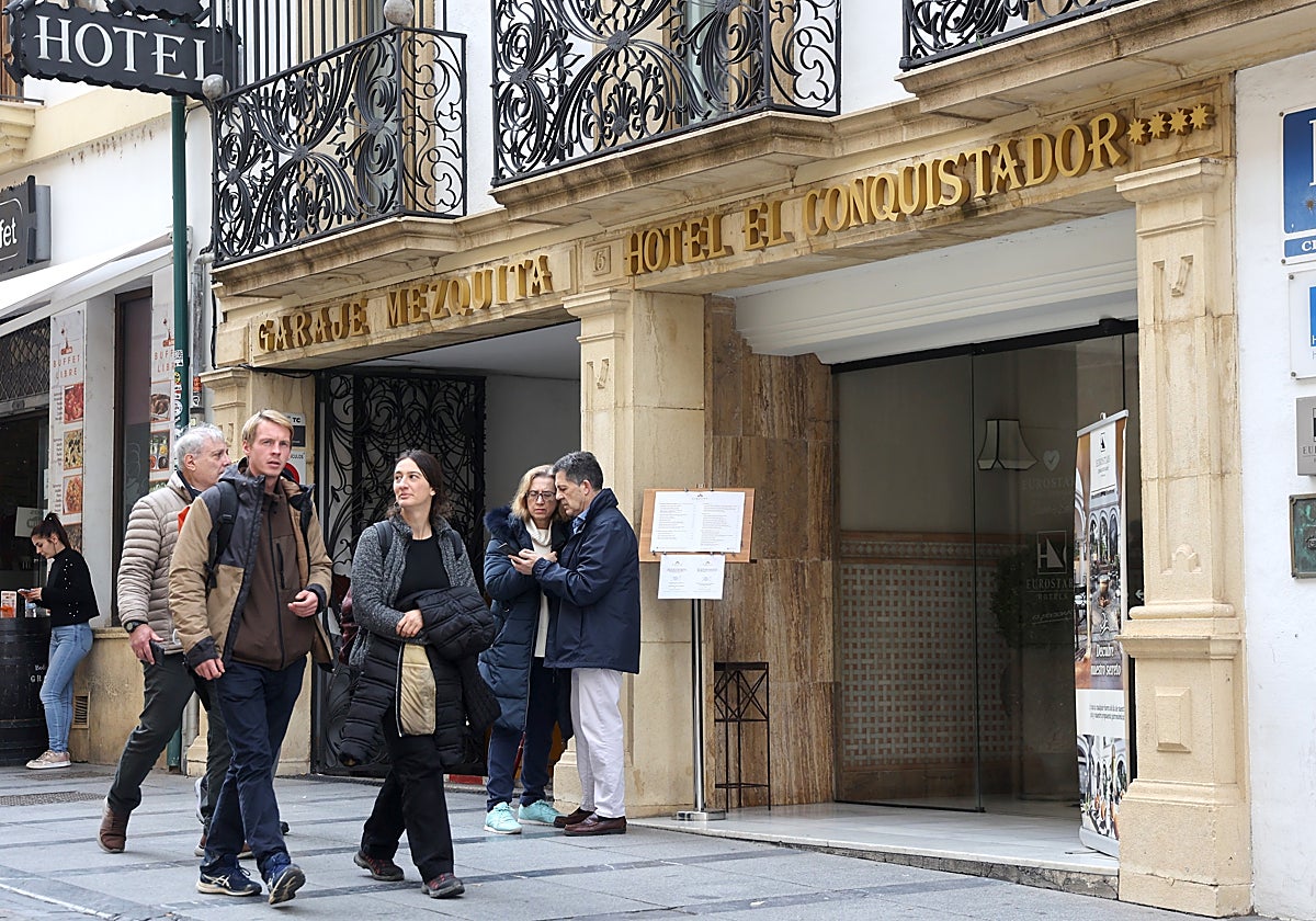 Turistas entrando con las maletas a un hotel de Córdoba