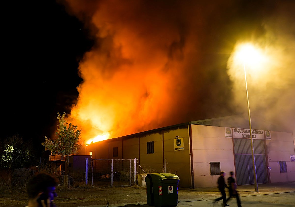 Incendio en una nave con vehículos agrícolas en Ciudad Rodrigo (Salamanca)